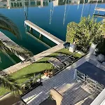 Grande De 130 M2 Avec Et Amarrage Prive 14x8m