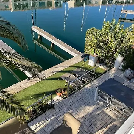 Grande De 130 M2 Avec Et Amarrage Prive 14x8m
