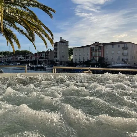 Grande De 130 M2 Avec Et Amarrage Prive 14x8m Vila Grimaud
