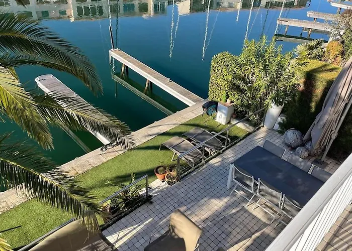 Grande De 130 M2 Avec Et Amarrage Prive 14x8m