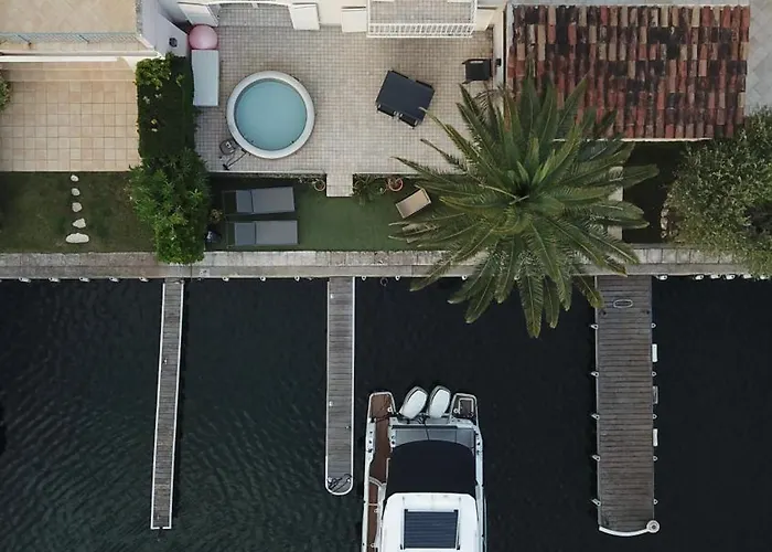 Grande De 130 M2 Avec Et Amarrage Prive 14x8m Grimaud